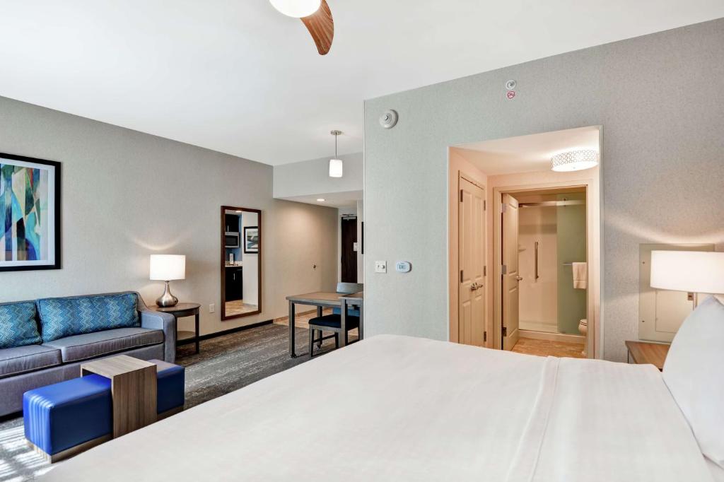Postel nebo postele na pokoji v ubytování Homewood Suites By Hilton Poughkeepsie