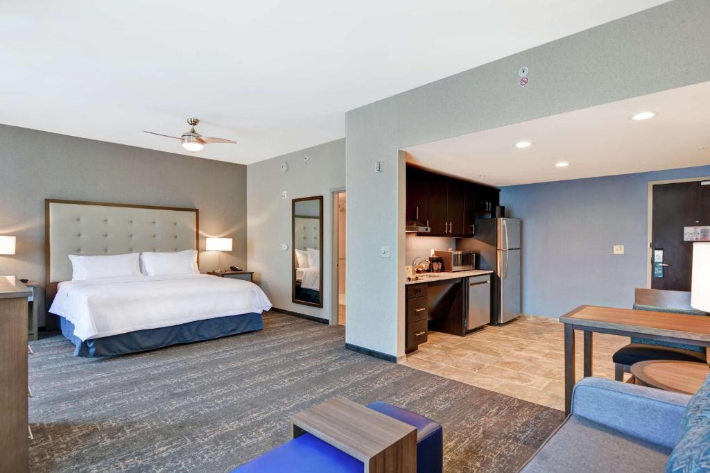Postel nebo postele na pokoji v ubytování Homewood Suites By Hilton Poughkeepsie