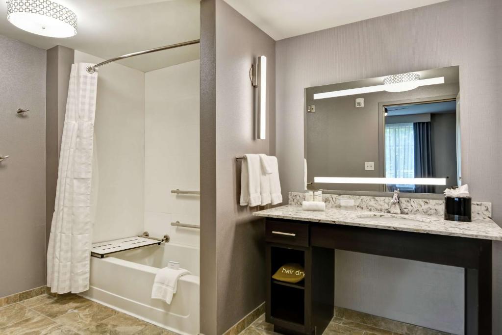 Koupelna v ubytování Homewood Suites By Hilton Poughkeepsie