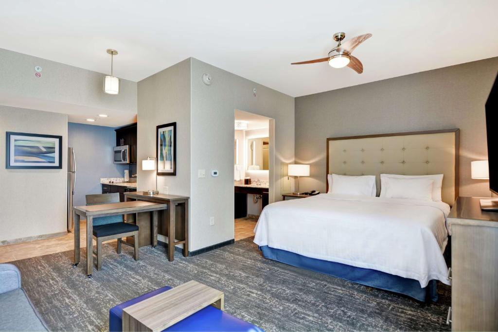 Postel nebo postele na pokoji v ubytování Homewood Suites By Hilton Poughkeepsie