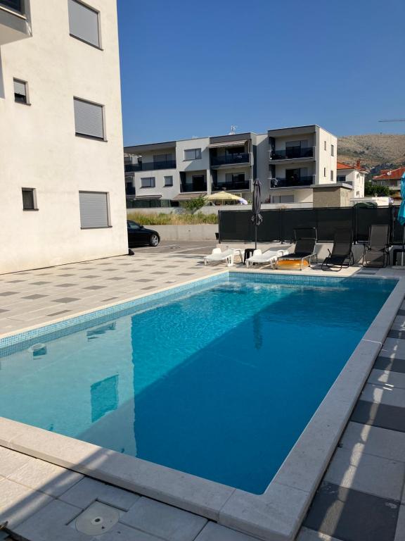 ein Schwimmbad vor einem Gebäude in der Unterkunft Apartment Welcome in Trogir