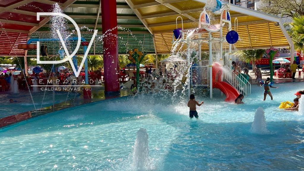 a boy playing in a water park in a mall at Spazzio diRoma com Parque Aquático incluso in Caldas Novas
