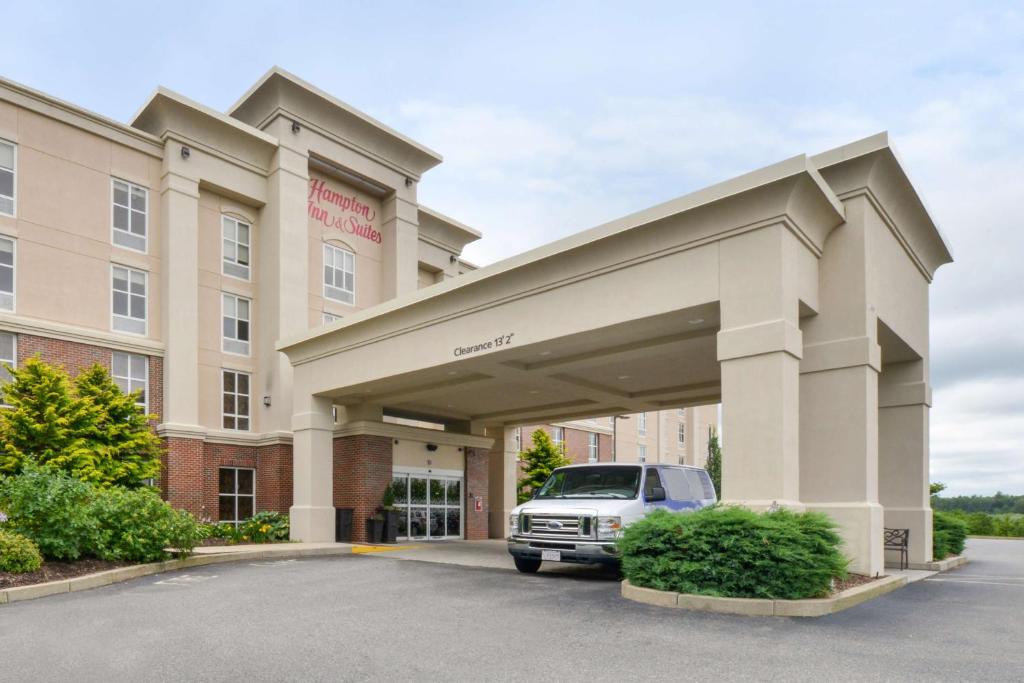 um carro estacionado num parque de estacionamento em frente a um hotel em Hampton Inn & Suites by Hilton Plymouth em Plymouth