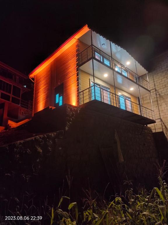 Una casa se ilumina por la noche en LEYLİ GABAN VİLLA en Çaykara