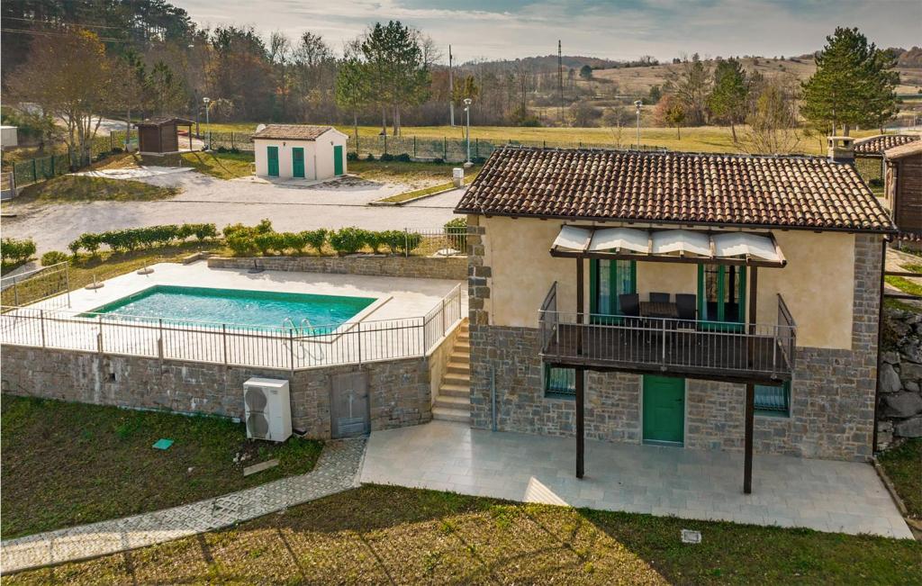 uma vista aérea de uma casa com piscina em Amazing Home In Trviz With House A Panoramic View em Trviž