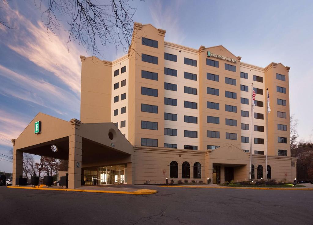 duży hotel z budynkiem przed nim w obiekcie Embassy Suites by Hilton Raleigh Crabtree w mieście Raleigh