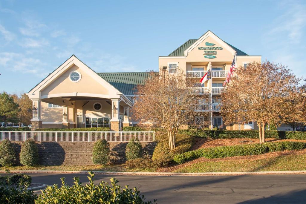 una vista frontal de un hotel con un edificio en Homewood Suites Durham-Chapel Hill I-40 en Durham