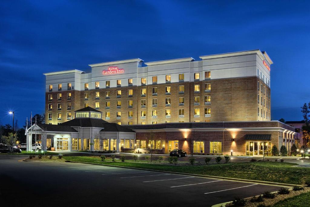 un edificio de hotel con un aparcamiento enfrente en Hilton Garden Inn Raleigh Cary, en Cary