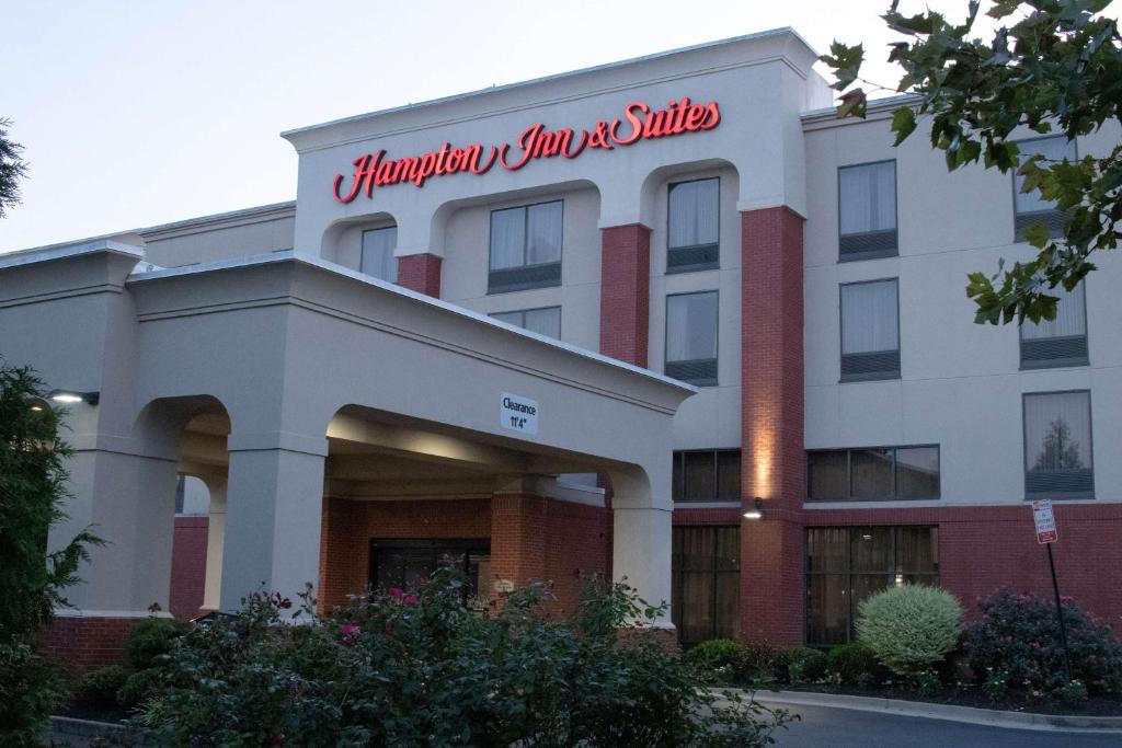een weergave van de voorkant van de Hamilton Inn en suites bij Hampton Inn & Suites Richmond/Virginia Center in Richmond