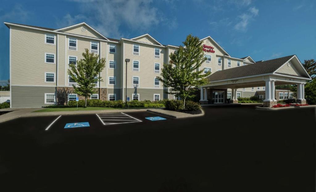a rendering of a hotel with a parking lot at Hampton Inn & Suites Rockland in Thomaston