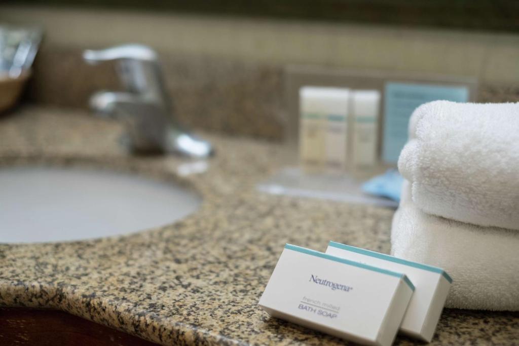 Hampton Inn & Suites Rockland photo