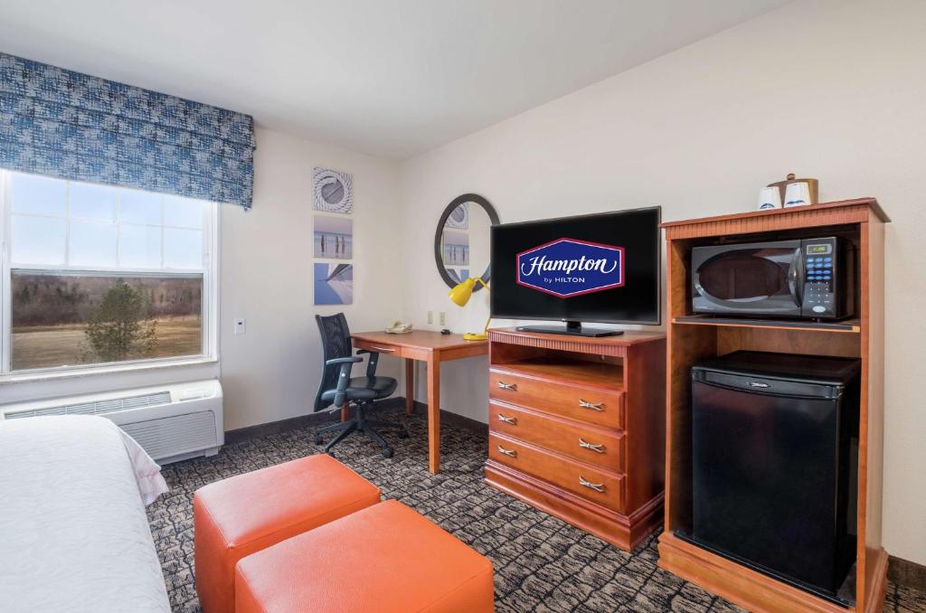 Hampton Inn & Suites Rockland photo