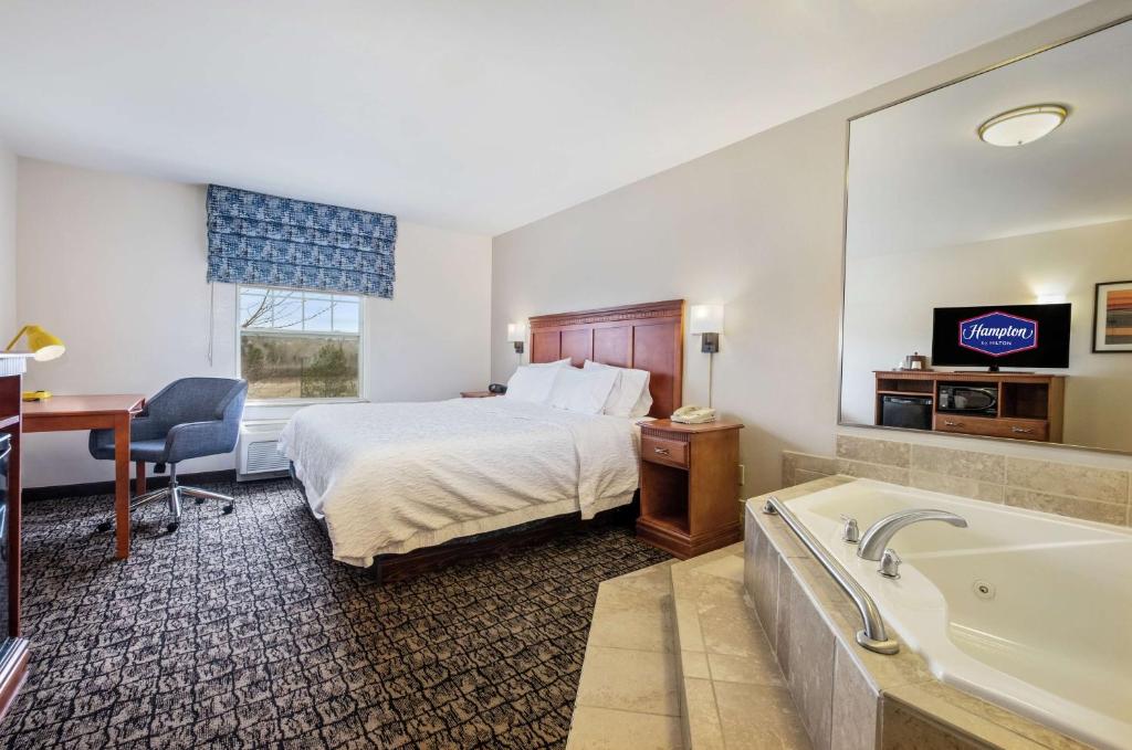 Hampton Inn & Suites Rockland photo