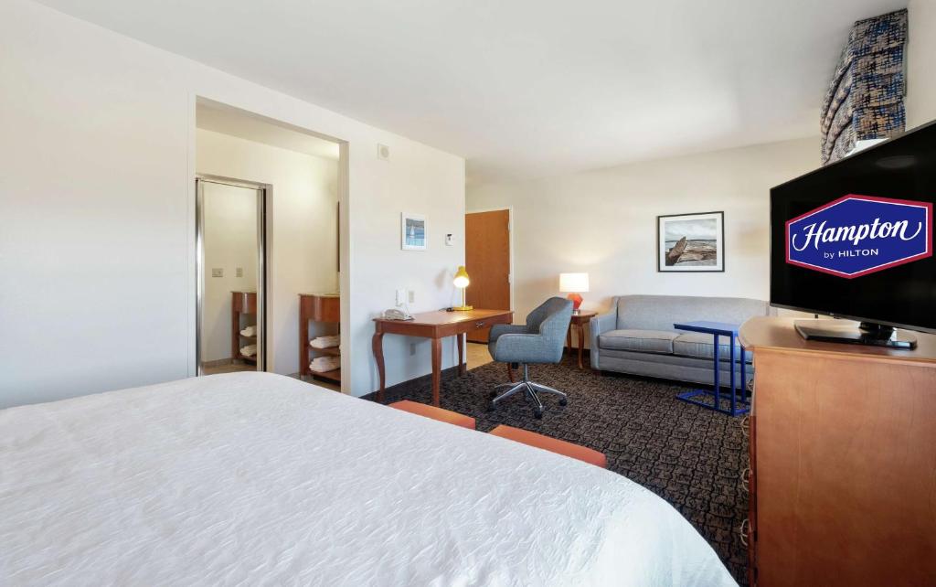 Hampton Inn & Suites Rockland photo