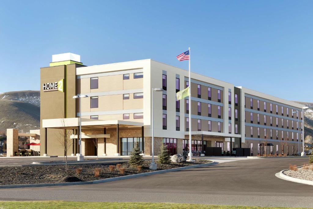 Um edifício com uma bandeira americana à frente. em Home2 Suites By Hilton Richland em Richland