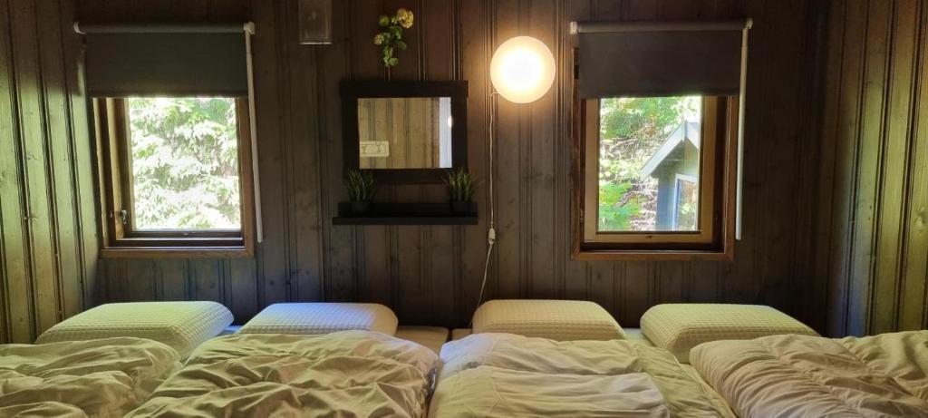Giường trong phòng chung tại Noreflott - luxury offgrid cabin near Norefjell