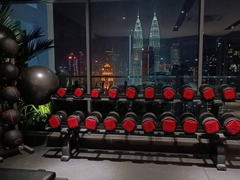 Fitness centrum a/nebo fitness zařízení v ubytování CL 27A Insta KLCC View & Infinity Pool View