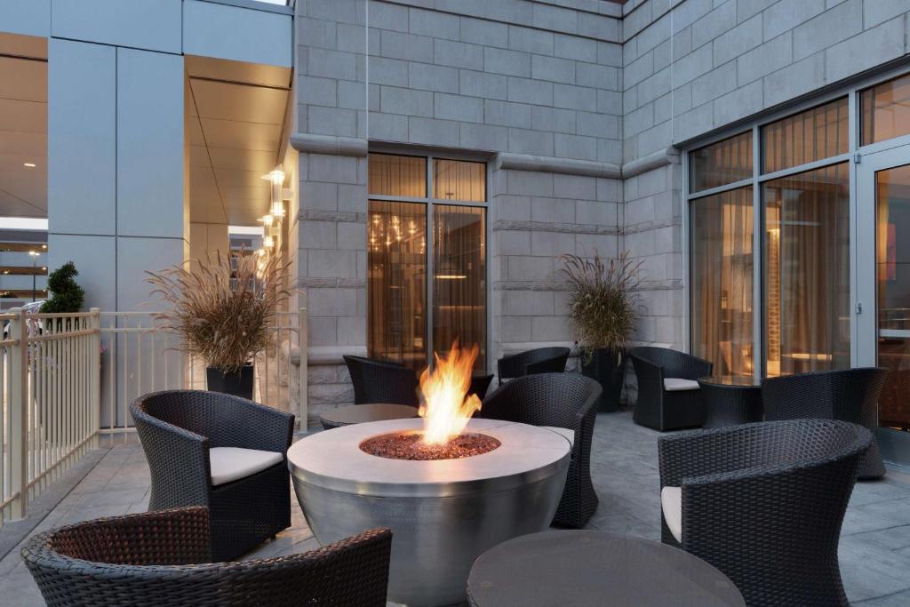een vuurplaats op de patio van een hotel bij Hilton Garden Inn Rochester - University & Medical Center in Rochester