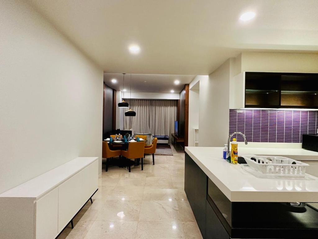 cocina y sala de estar con comedor en Tropicana The Residence Klcc By Sky World en Kuala Lumpur