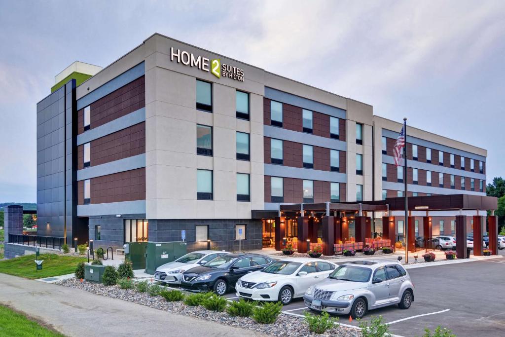 ロチェスターにあるHome2 Suites by Hilton Rochester Mayo Clinic Areaの車三台駐車した建物