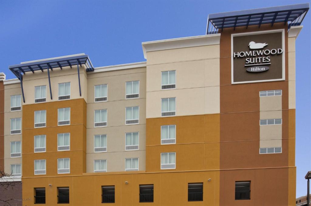 un edificio con un cartel de suites de madera marrón en él en Homewood Suites by Hilton Rochester Mayo Clinic-St. Marys Campus, en Rochester