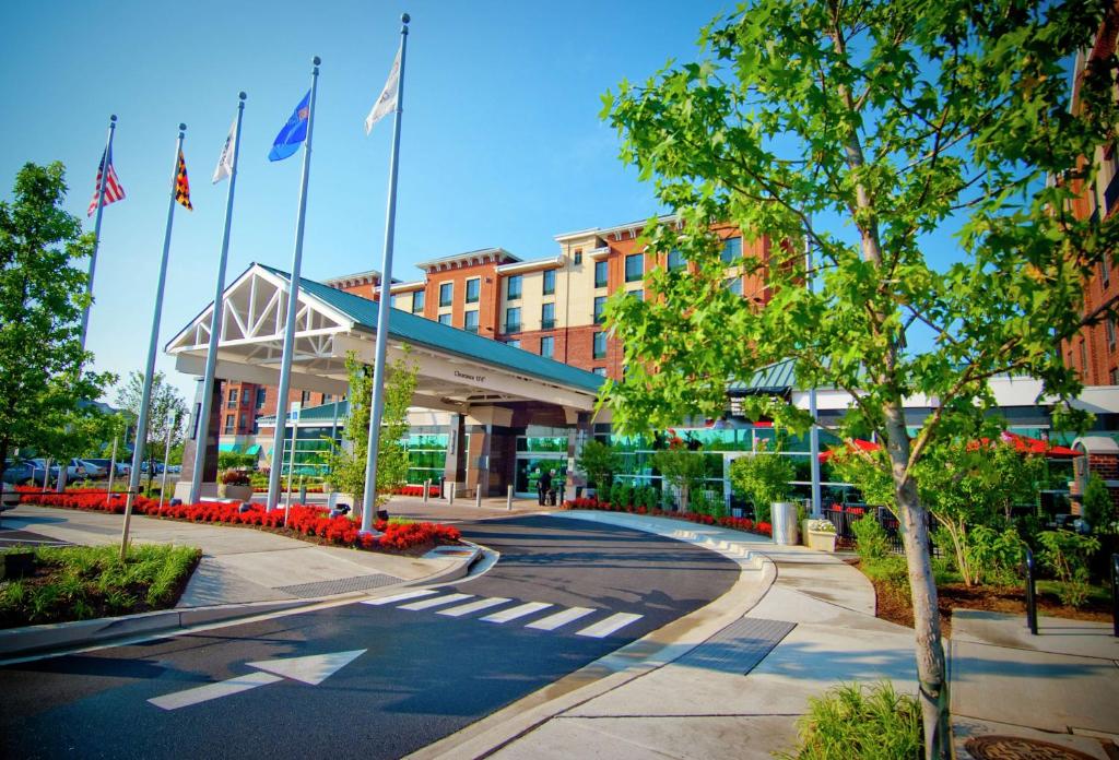 una calle frente a un edificio con banderas en Homewood Suites by Hilton Rockville- Gaithersburg, en Rockville