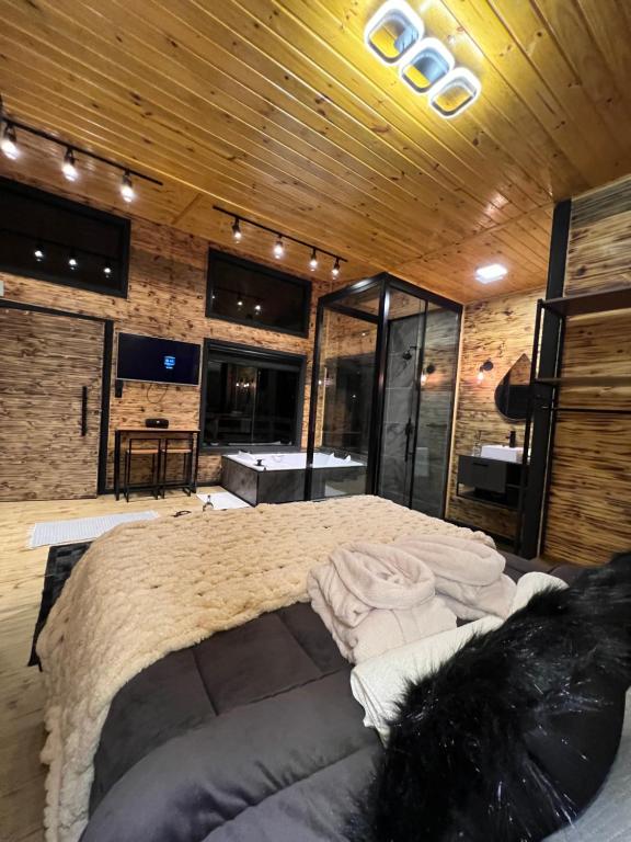 a bedroom with a large bed in a room at Flor da serra in Urubici