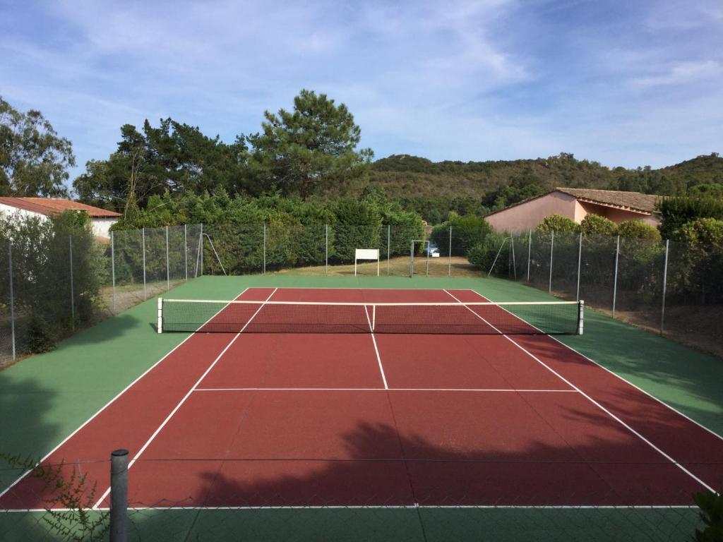Tenis a/nebo squash v ubytování Résidence Playa Del'Oro nebo okolí
