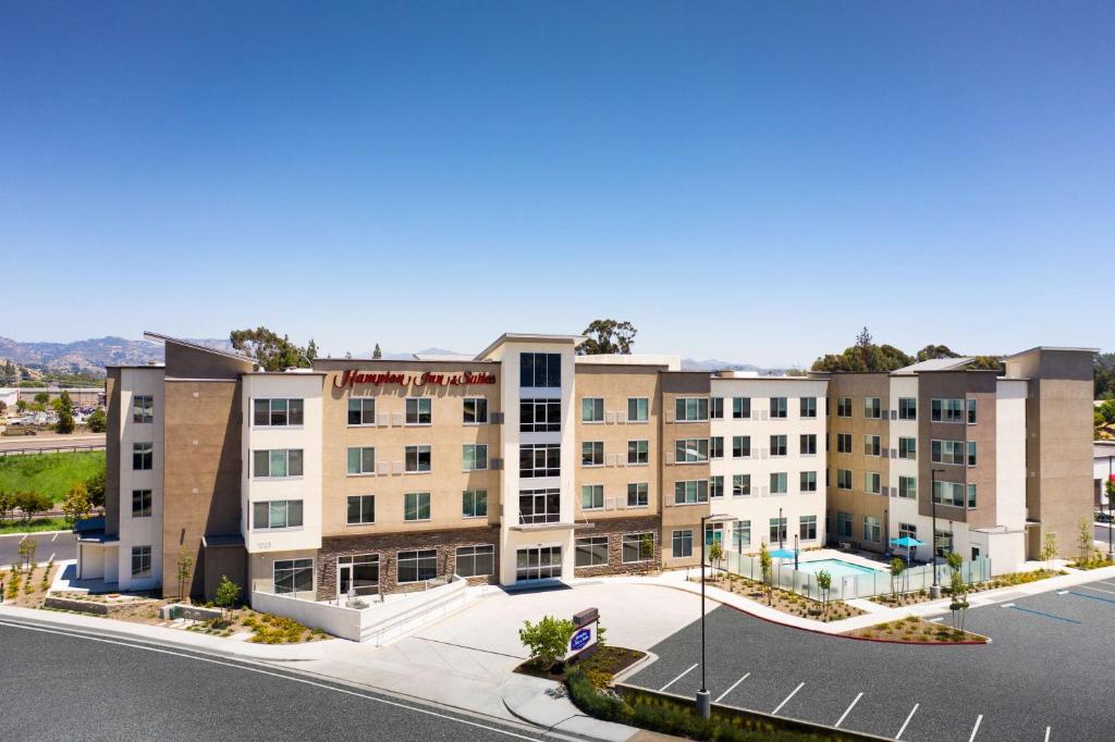 ein Apartmenthaus mit einem Parkplatz in der Unterkunft Hampton Inn & Suites El Cajon San Diego in El Cajon