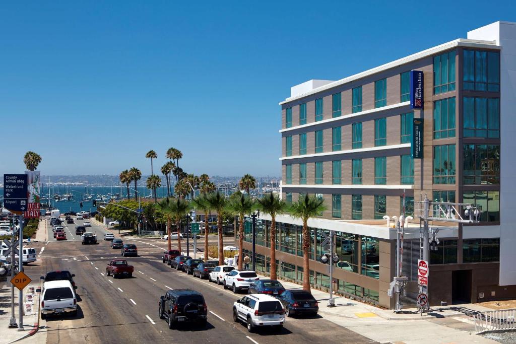 eine Stadtstraße mit Autos, die vor einem Gebäude geparkt sind in der Unterkunft Homewood Suites by Hilton San Diego Downtown/Bayside in San Diego