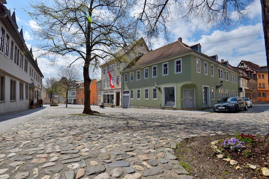 una calle adoquinada en una ciudad con edificios en Balthasar en Rudolstadt