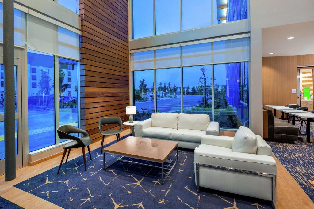 Hampton Inn & Suites San Diego Airport Liberty Station, آژانس هواپیمایی آسمان سپید