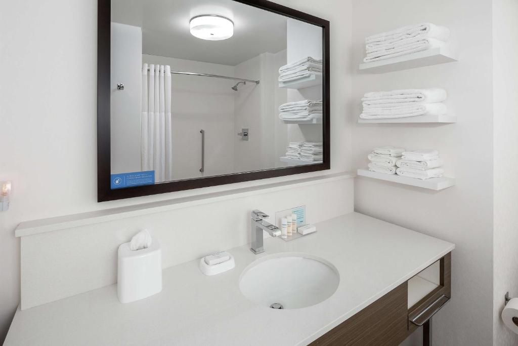 Hampton Inn & Suites San Diego Airport Liberty Station photo