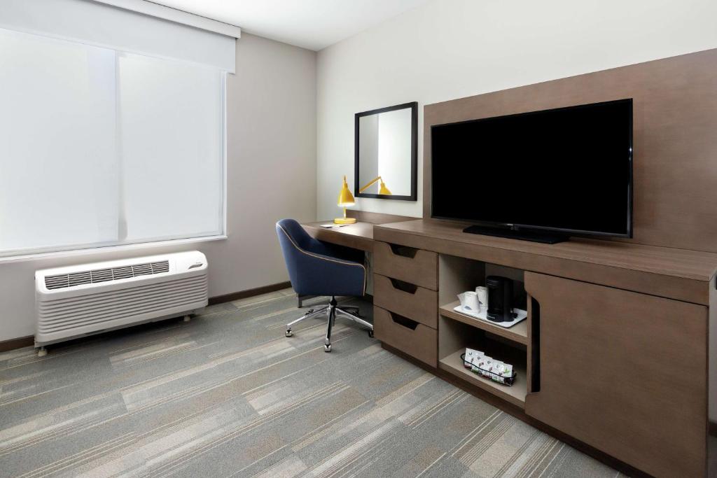 Hampton Inn & Suites San Diego Airport Liberty Station photo