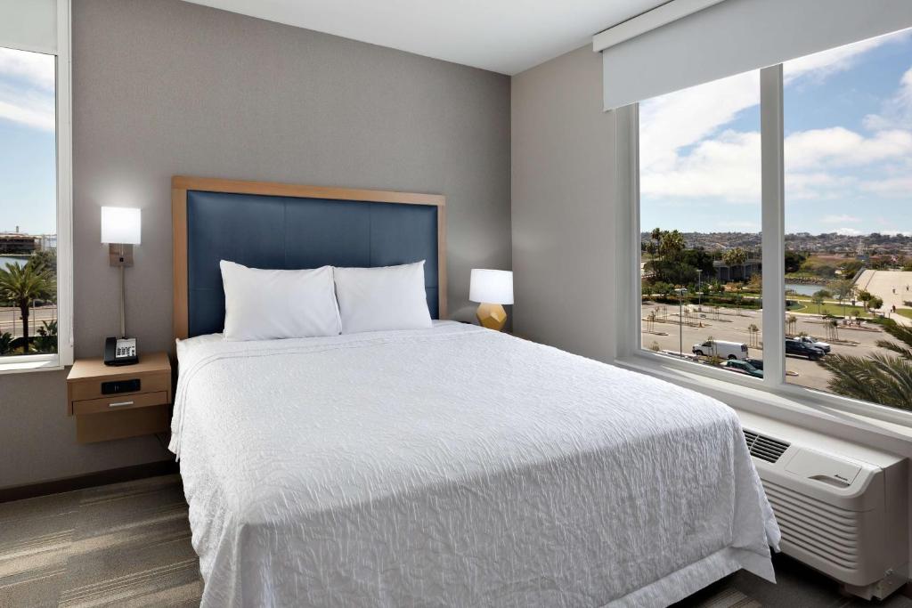 Hampton Inn & Suites San Diego Airport Liberty Station photo