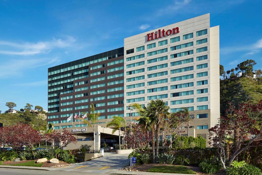 un edificio de hotel con un cartel de hilton en Hilton San Diego Mission Valley en San Diego