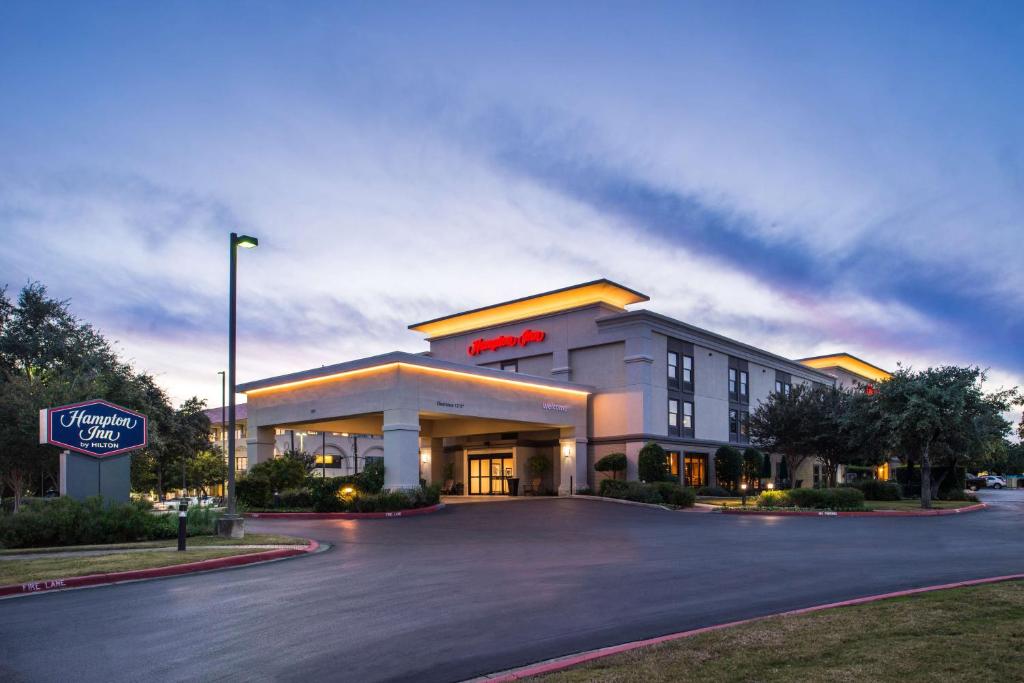 un edificio de hotel con un cartel delante en Hampton Inn San Antonio Stone Oak, en San Antonio