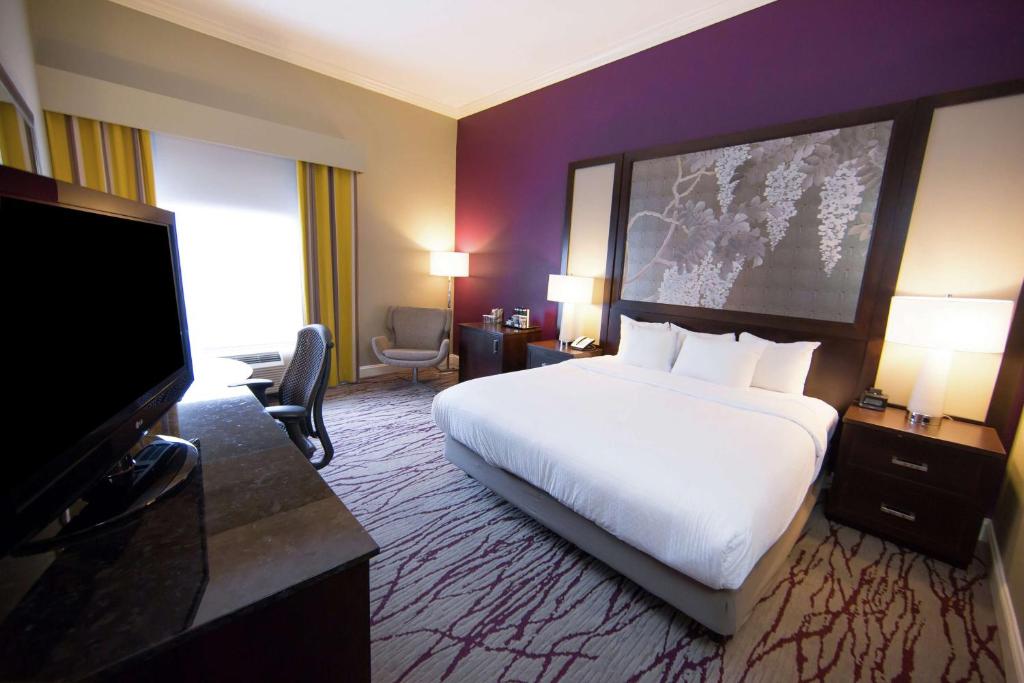 DoubleTree by Hilton Historic Savannah - 带有城市景观的国王室