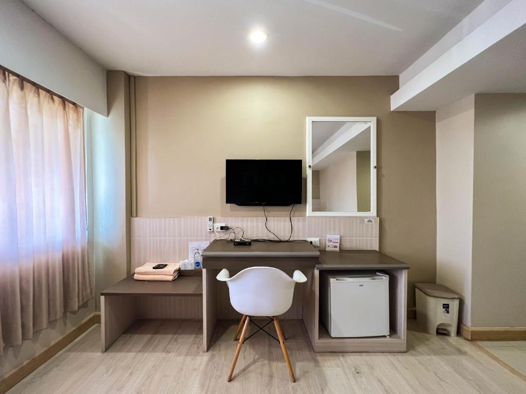 TV a/nebo společenská místnost v ubytování Srivichai Hotel