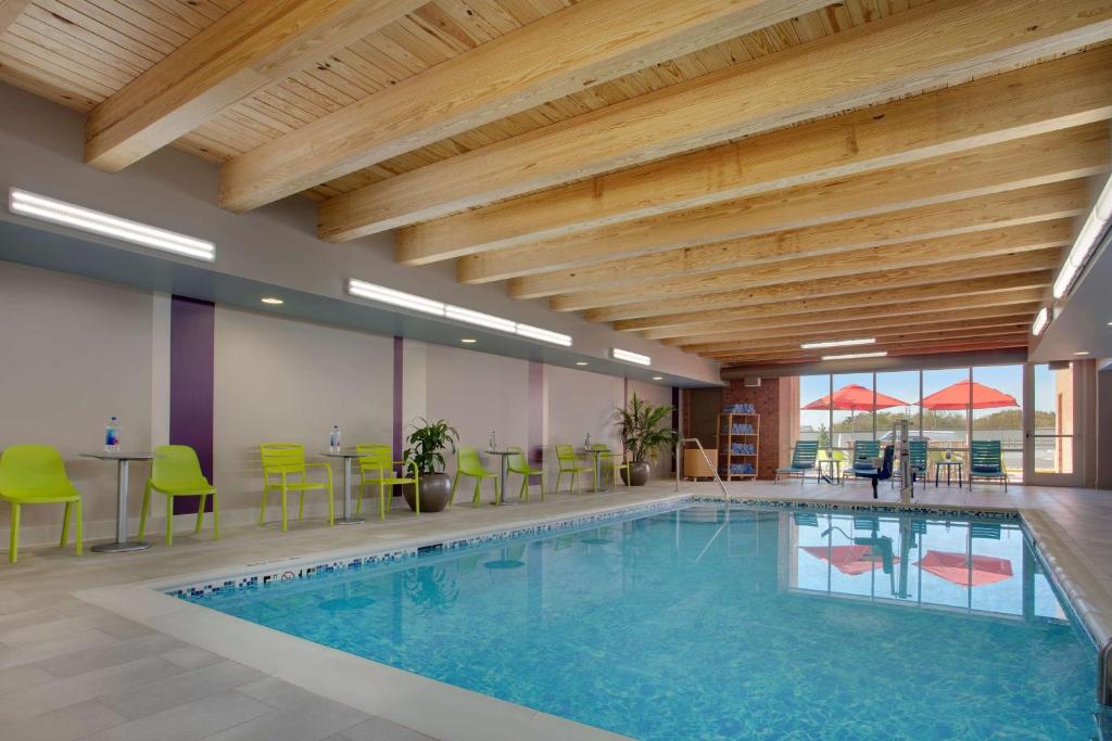 Bazén v ubytování Home2 Suites By Hilton Lewes Rehoboth Beach nebo v jeho okolí