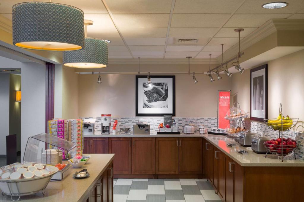 Hampton Inn & Suites State College at Williamsburg Square photo