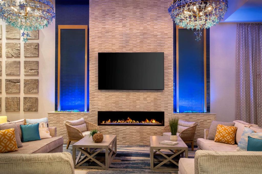 TV a/nebo společenská místnost v ubytování Fenwick Shores, Tapestry Collection by Hilton