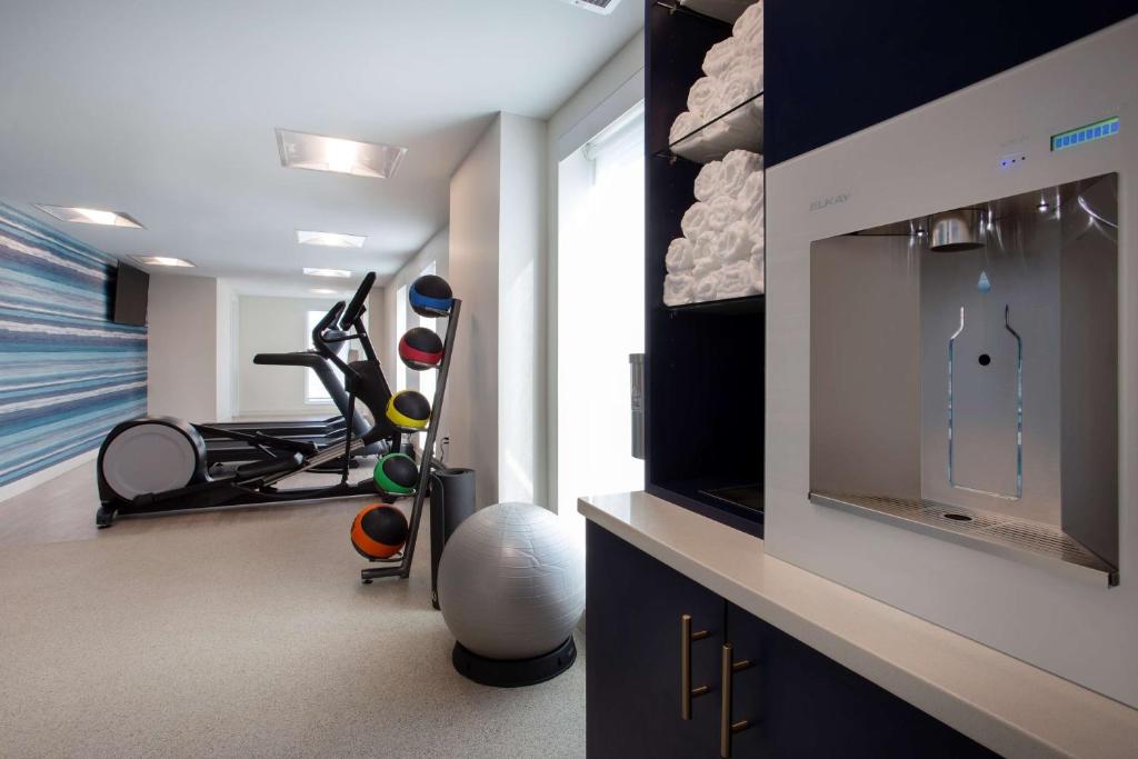 Fitness centrum a/nebo fitness zařízení v ubytování Fenwick Shores, Tapestry Collection by Hilton