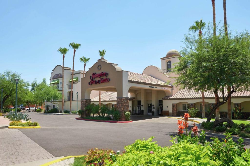 スコッツデールにあるHampton Inn & Suites Phoenix/Scottsdaleの大ホテルを読む看板のある建物