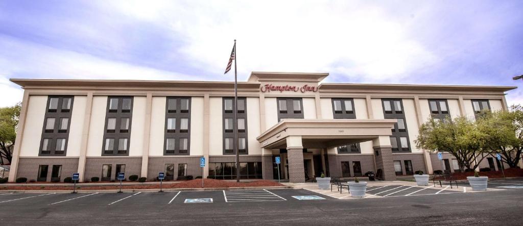 een gebouw met een vlag erop bij Hampton Inn Clarksville in Clarksville