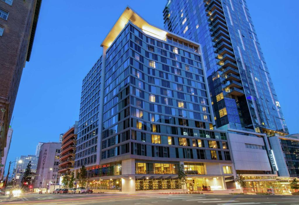 un edificio alto en una ciudad por la noche en The Charter Hotel Seattle, Curio Collection By Hilton en Seattle