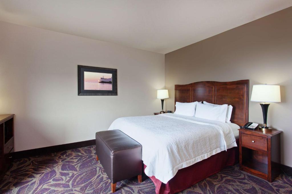 Postel nebo postele na pokoji v ubytování Hampton Inn Seattle/Everett Downtown