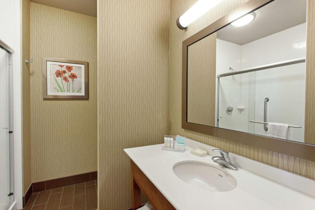 Koupelna v ubytování Hampton Inn Seattle/Everett Downtown