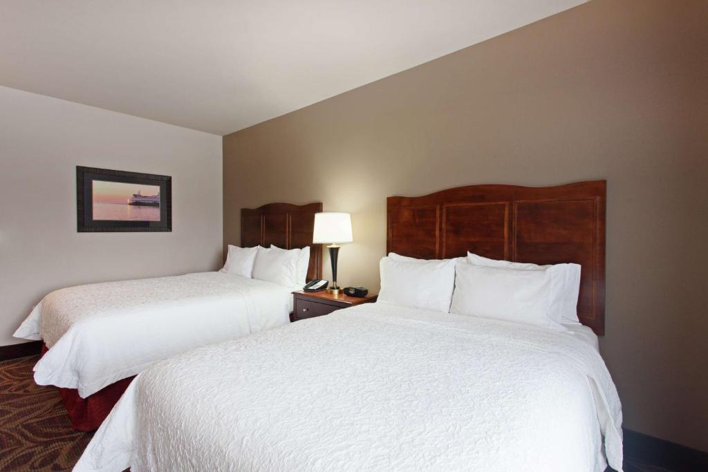 Postel nebo postele na pokoji v ubytování Hampton Inn Seattle/Everett Downtown