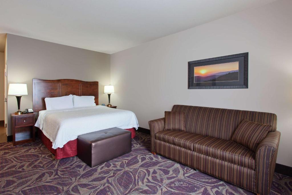 Postel nebo postele na pokoji v ubytování Hampton Inn Seattle/Everett Downtown